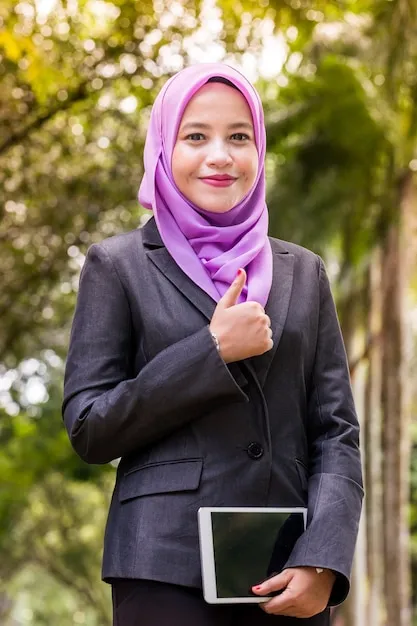 portrait-smiling-young-woman-sta